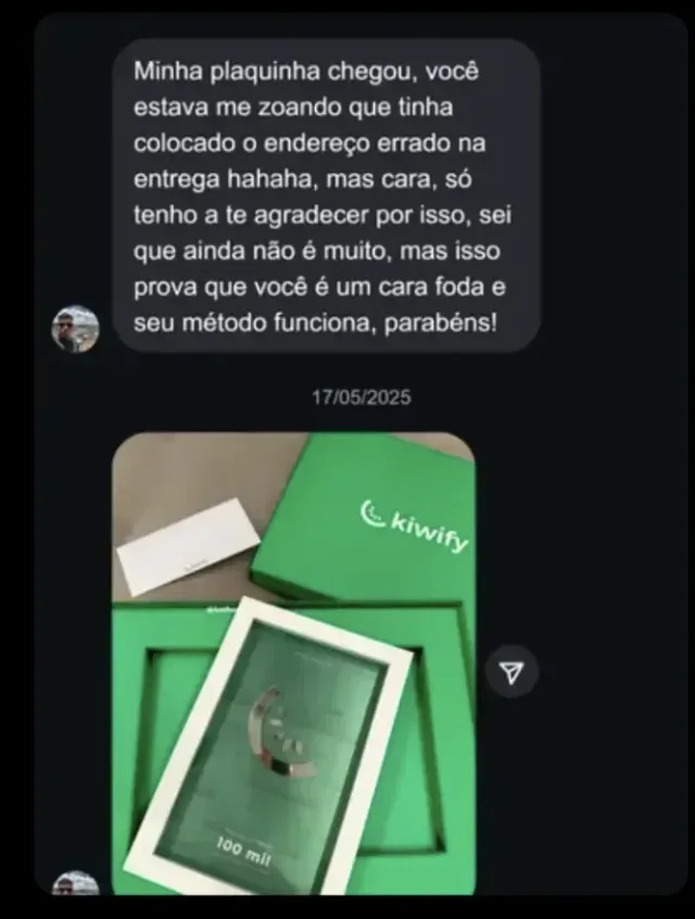 Aluno mostrando a placa de 100 mil da Kiwify