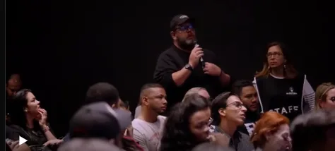 Gus fazendo a pergunta no palco do Pablo Marçal